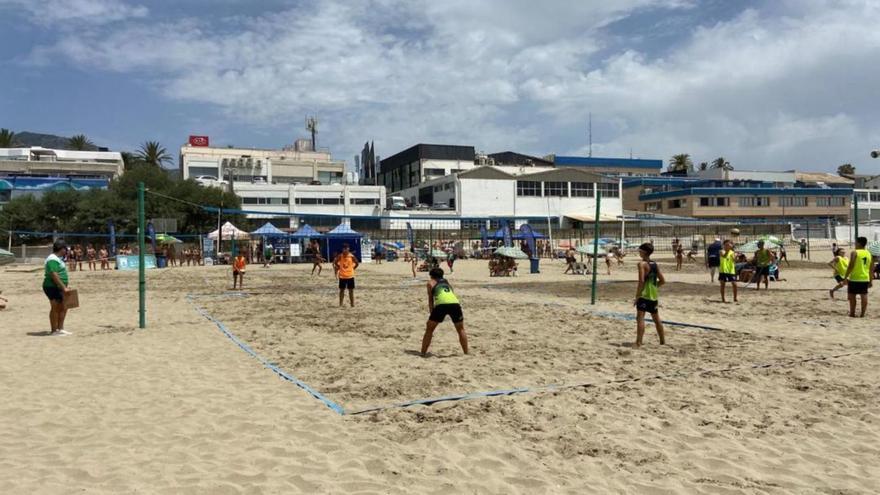 Piden mantener las pistas de voleibol de la popular playa El Cable