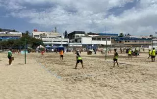 Piden mantener las pistas de voleibol de la popular playa El Cable