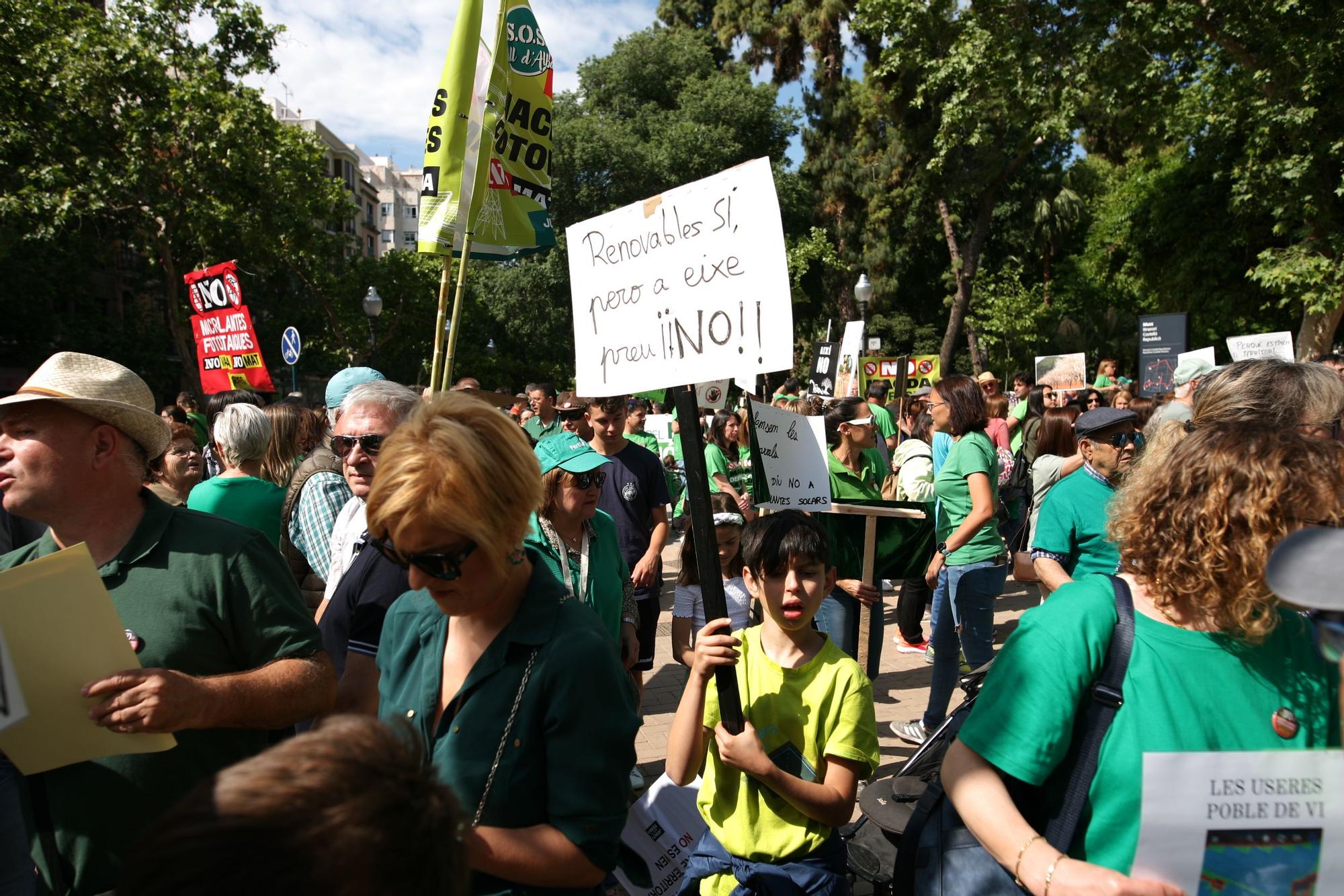 Una marea verde de 52 tractores y 700 personas grita en Castelló no a las macroplantas solares