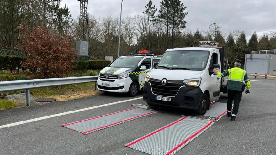 Control de peso de la Guardia Civil de Tráfico a una furgoneta. | // G. C.
