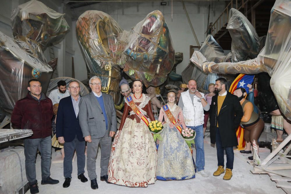 Las falleras mayores visitan el taller de la falla municipal