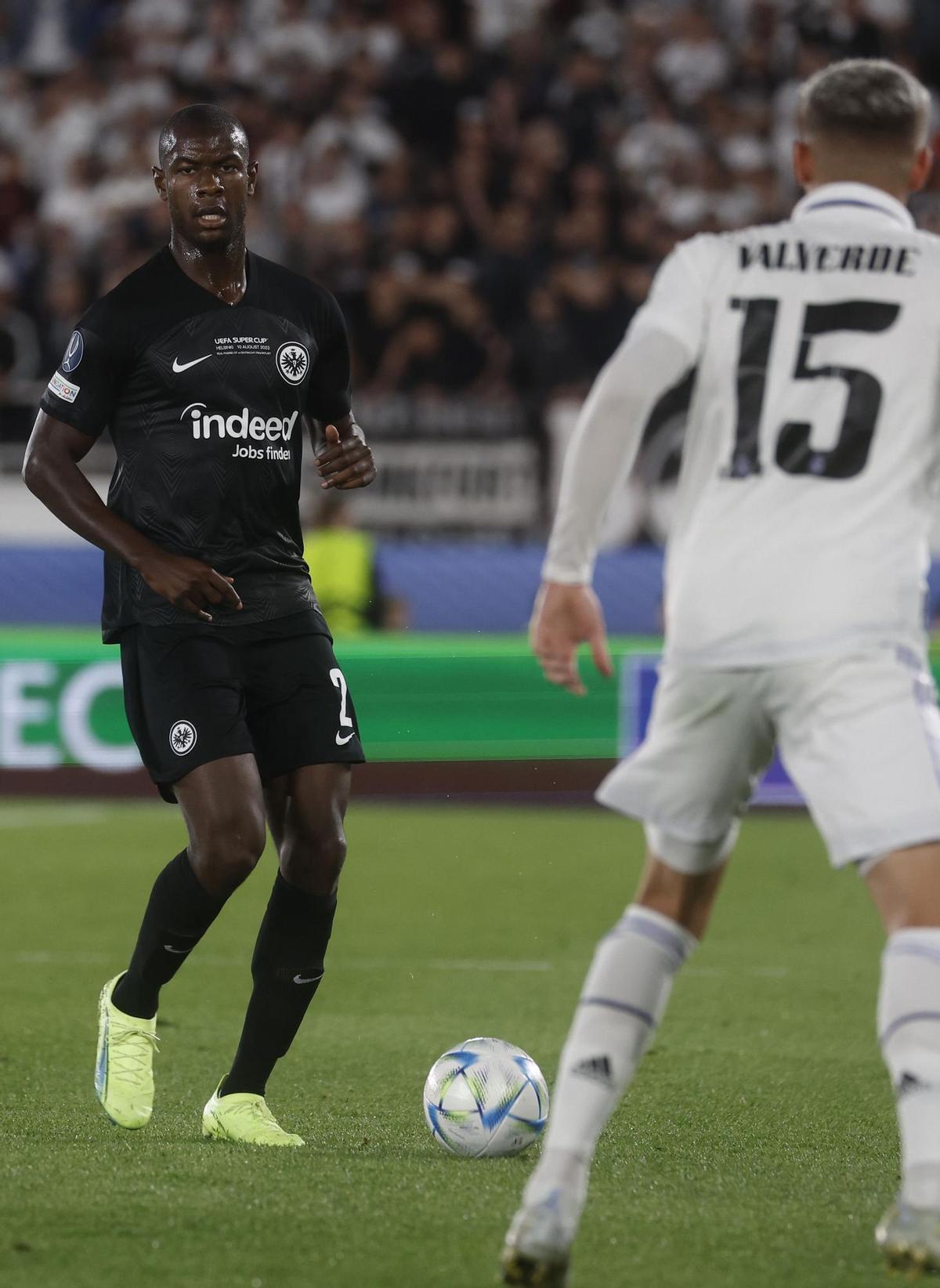 HELSINKI (FINLANDIA), 10/08/2022.- El defensa del Eintracht Frankfurt Obite Ndicka (i) juega un balón ante Fede Valverde, del Real Madrid, durante la final de la Supercopa de Europa que disputan este miércoles el Real Madrid y el Eintracht Frankfurt en el Estadio Olímpico de Helsinki. EFE/Chema Moya