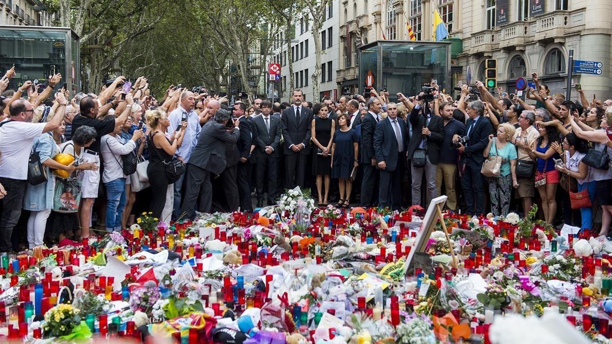 Ofrenda floral de los Reyes, Puigdemont y Colau el año pasado.