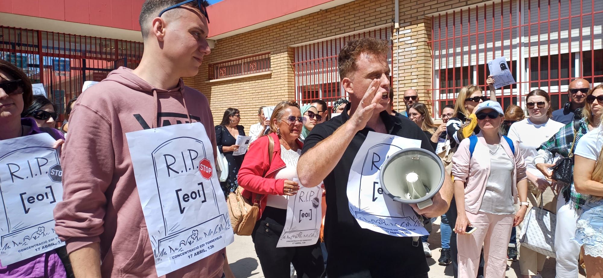 "Recortar no es integrar": docenas de alumnos de la Escuela Oficial de Idiomas de Torrevieja protestan contra el recorte de 760 plazas, la mayor parte para cursos de español