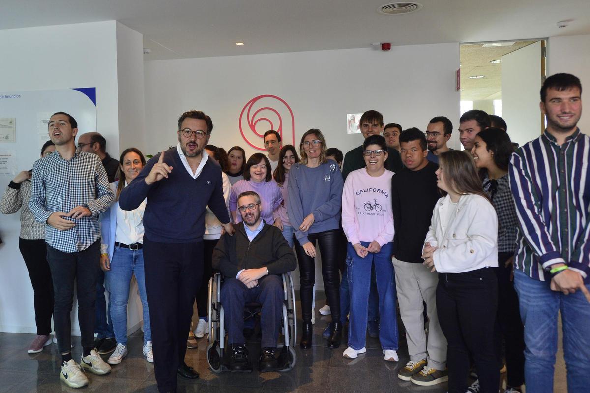 El alcalde, Pablo Ruz, con alumnos y alumnas del centro de APSA en el antiguo edificio del Instituto de la Palmera