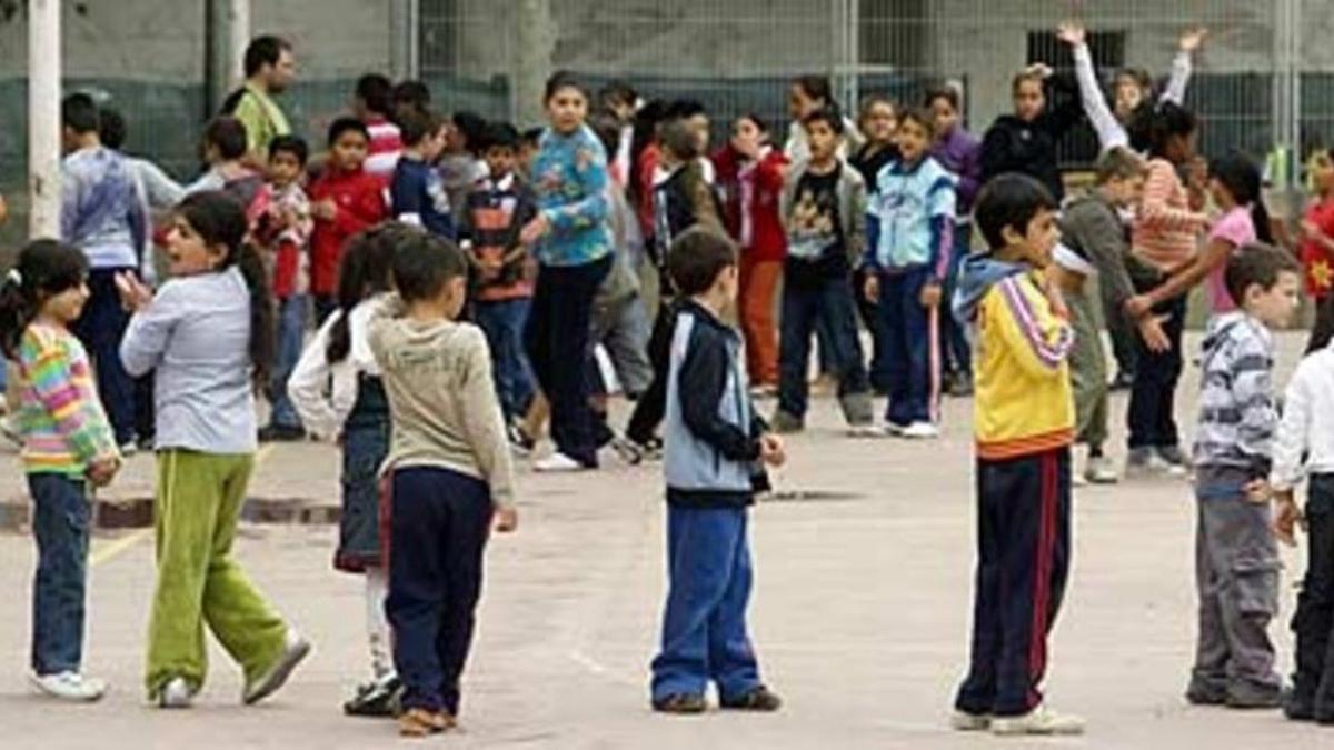 Unos niños juegan en el patio del colegio Baldomer Solà, de Badalona