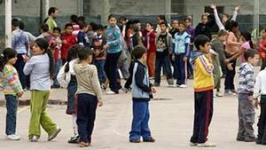 Unos niños juegan en el patio del colegio Baldomer Solà, de Badalona.