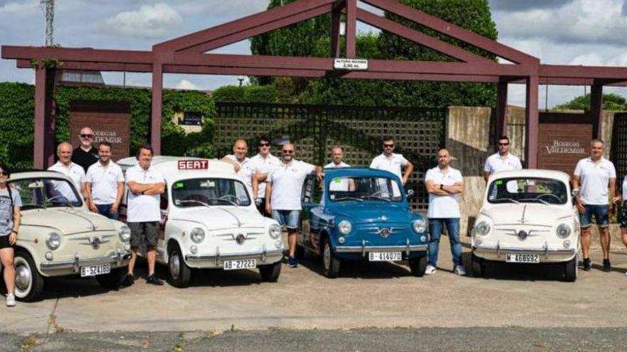 Més d’un centenar de cotxes Seat 600 fan el camí de Santiago en la sisena edició de la TraveSeat