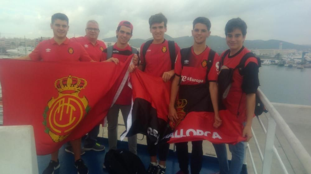 Aficionados acompañan al RCD Mallorca a Formentera