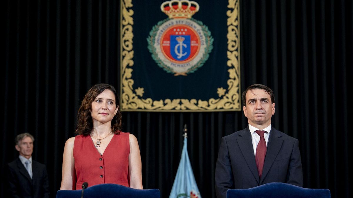 La presidenta de la Comunidad de Madrid, Isabel Díaz Ayuso y el nuevo rector de la Universidad Rey Juan Carlos (URJC), Abraham Duarte.