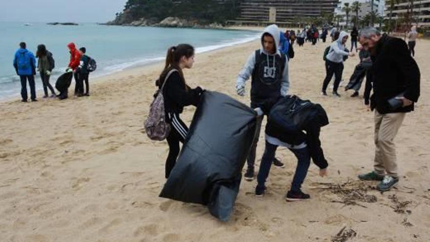 Més de 200 alumnes netegen les platges de Sant Antoni