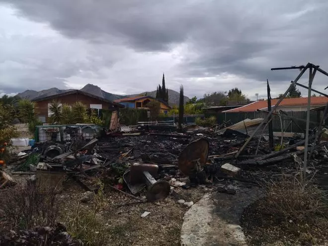 Así ha quedado la casa de madera devorada por el fuego en Benidoleig y donde murió un vecino
