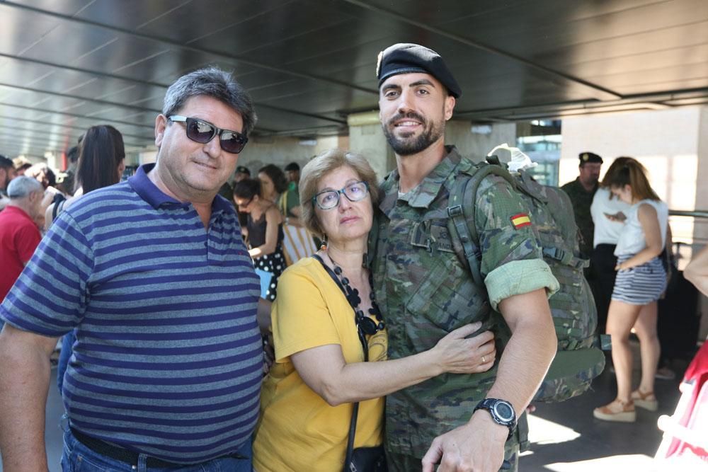 Abrazos y besos para recibir a la Brigada