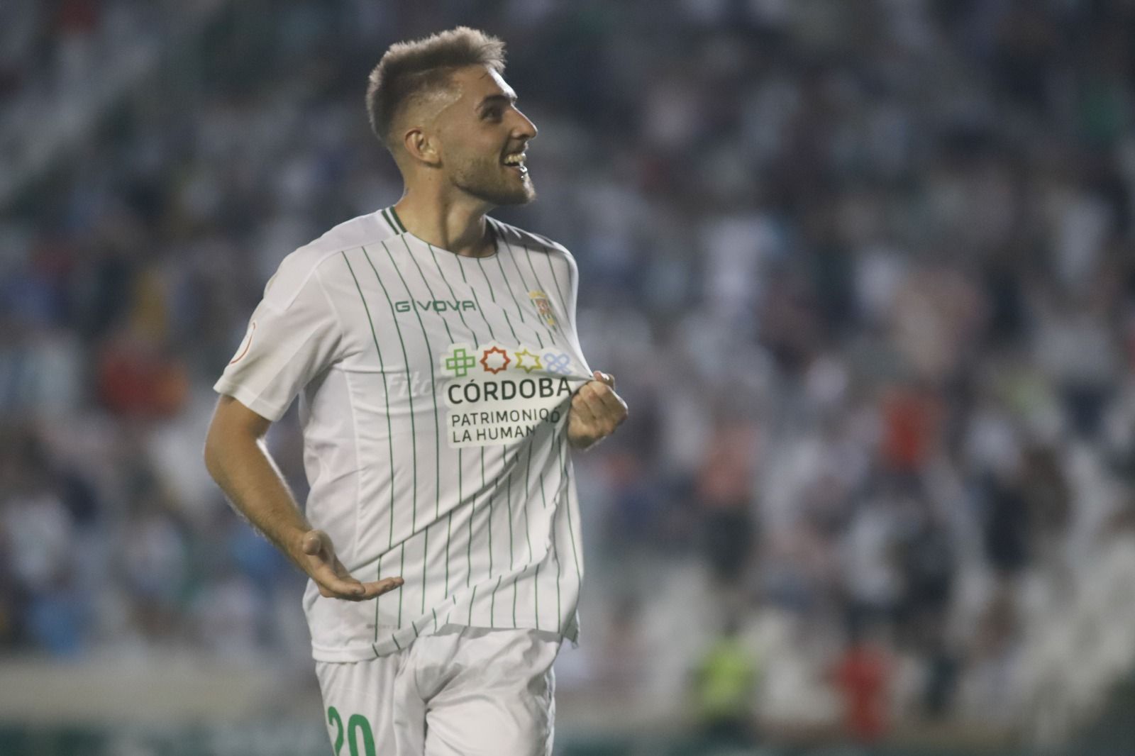 Antonio Casas celebra con la grada su gol al Unionistas.