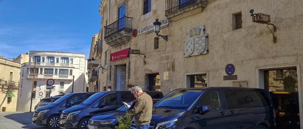 Furgonetas de la productora de Juego de Tronos, aparcadas en el hotel NH Palacio de Oquendo.