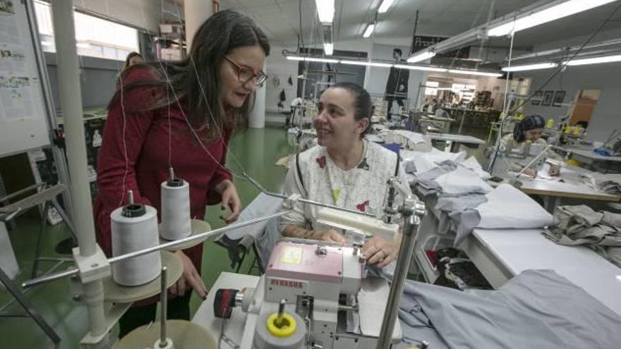 La visita que Mónica Oltra realizó ayer a la empresa A Puntadas, de Elche Parque Empresarial.