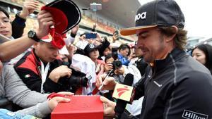 Alonso, a su llegada al circuito de Shanghai