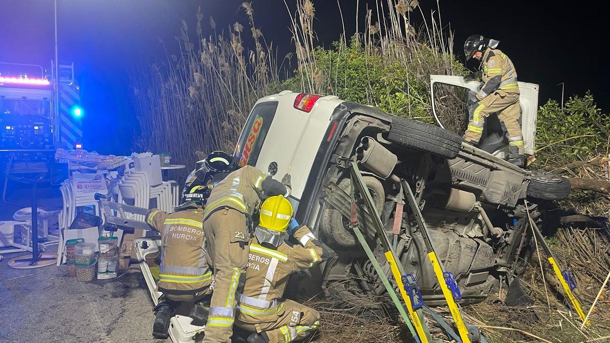 Bomberos de Murcia rescatando al hombre de 60 años atrapado en el interior de su vehículo, en Sucina.