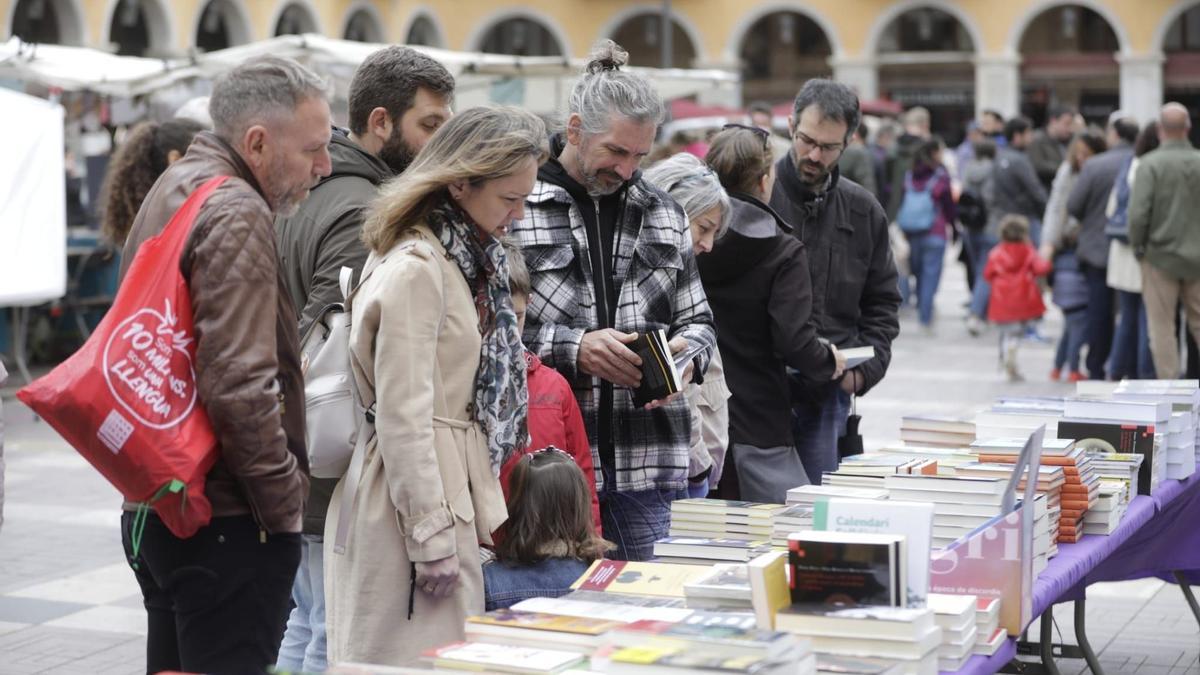 Viele Menschen in Palma trotzten dem Wetter und gingen zu den Bücherständen für Sant Jordi.