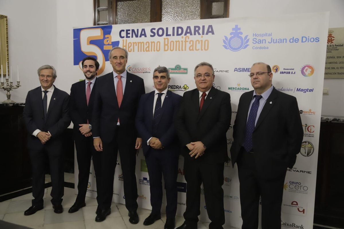 Representantes del hospital San Juan de Dios y de su obra social, antes del inicio de la cena.