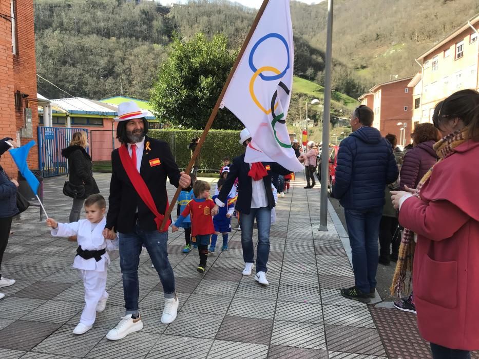 Desfile escolar en el Antroxu de Laviana