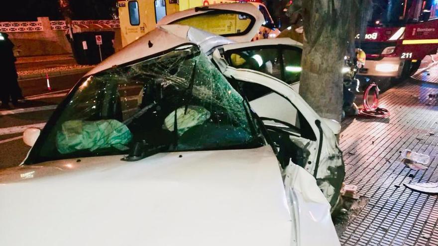 Un herido al chocar su coche con una palmera en Benidorm