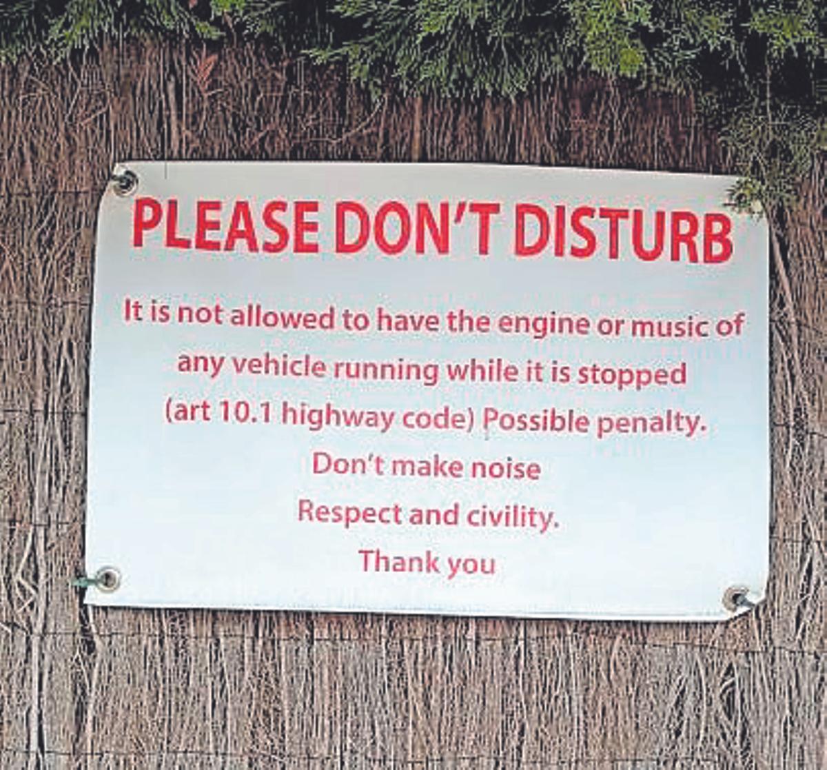 Carteles que están empezando a aparecer en los exteriores de algunas viviendas de Valldemossa
