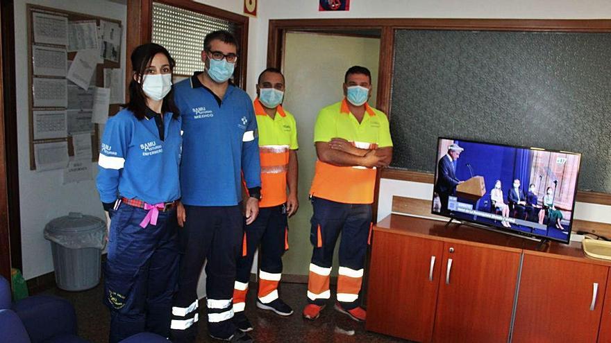 La enfermera Eugenia Díaz, el médico David Fernández y los técnicos de emergencias Jesús Pastur y José Manuel Suárez, ayer, siguiendo los Premios en su base.