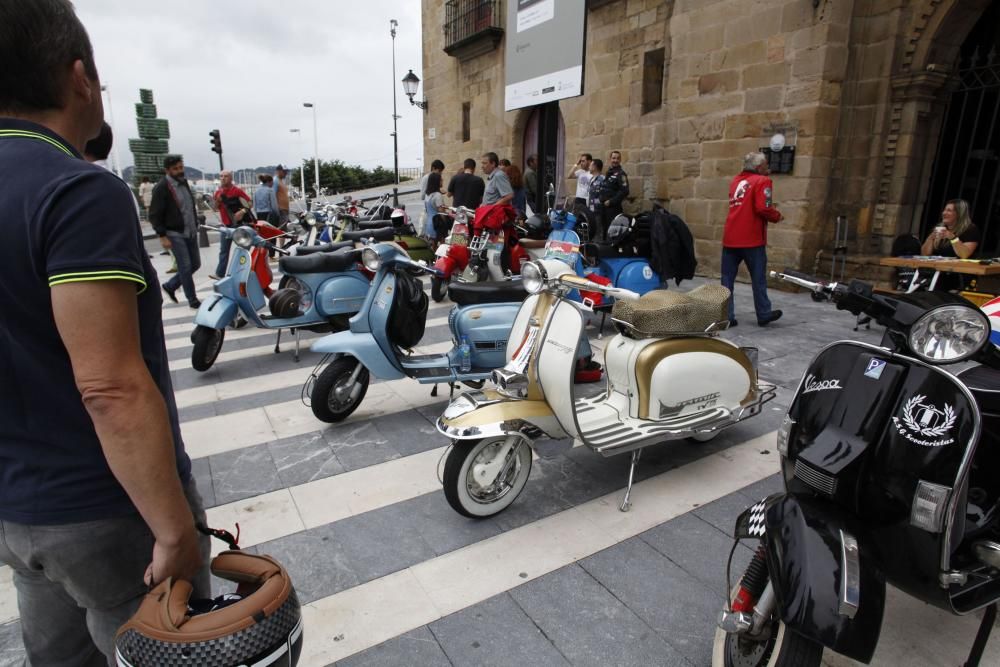 Concentración de Vespas y Lambretas en el Euroyeyé de Gijón