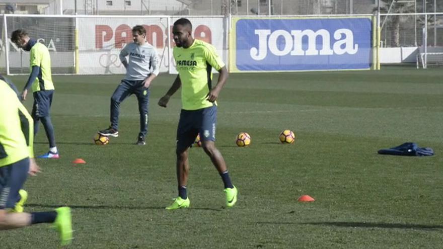 Primer entrenamiento de Bakambu tras la Copa África