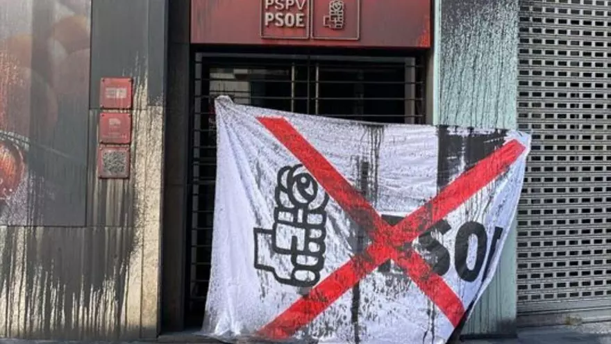 La sede de los socialistas valencianos amanece vandalizada con pintura negra
