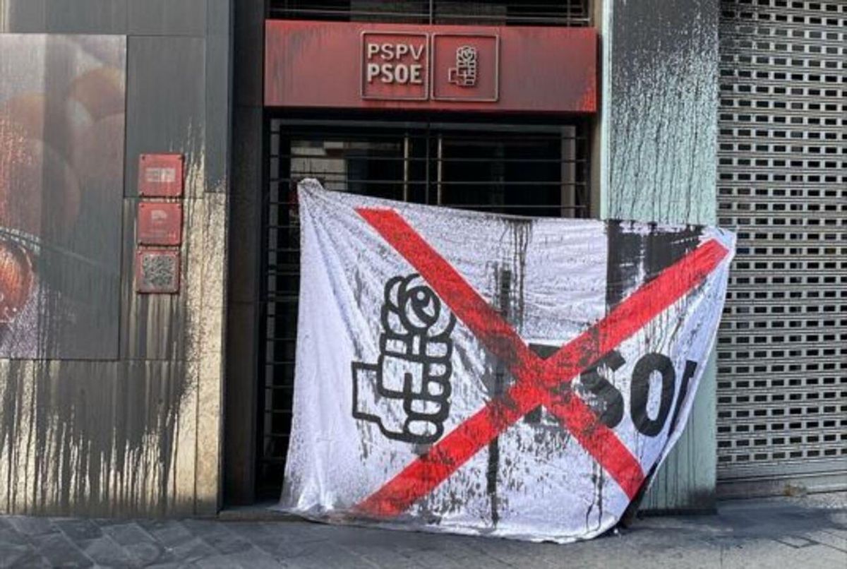 La sede de los socialistas valencianos amanece vandalizada con pintura negra
