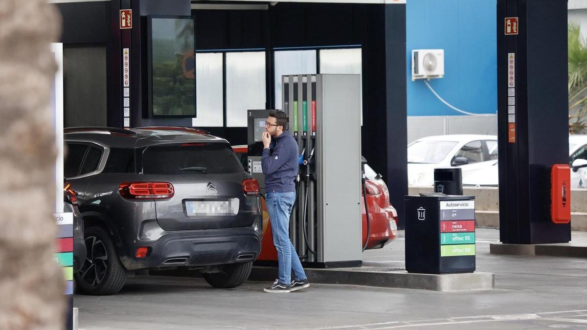 Un usuario repostando su vehículo en una gasolinera de Murcia.