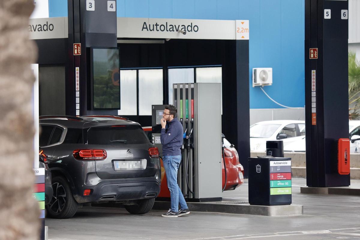 Un usuario repostando su vehículo en una gasolinera de Murcia, hace unos días.