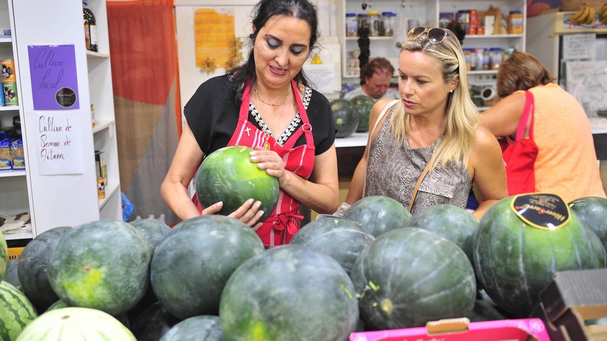 Una frutera explica las particularidades de la sandía de Carrizales