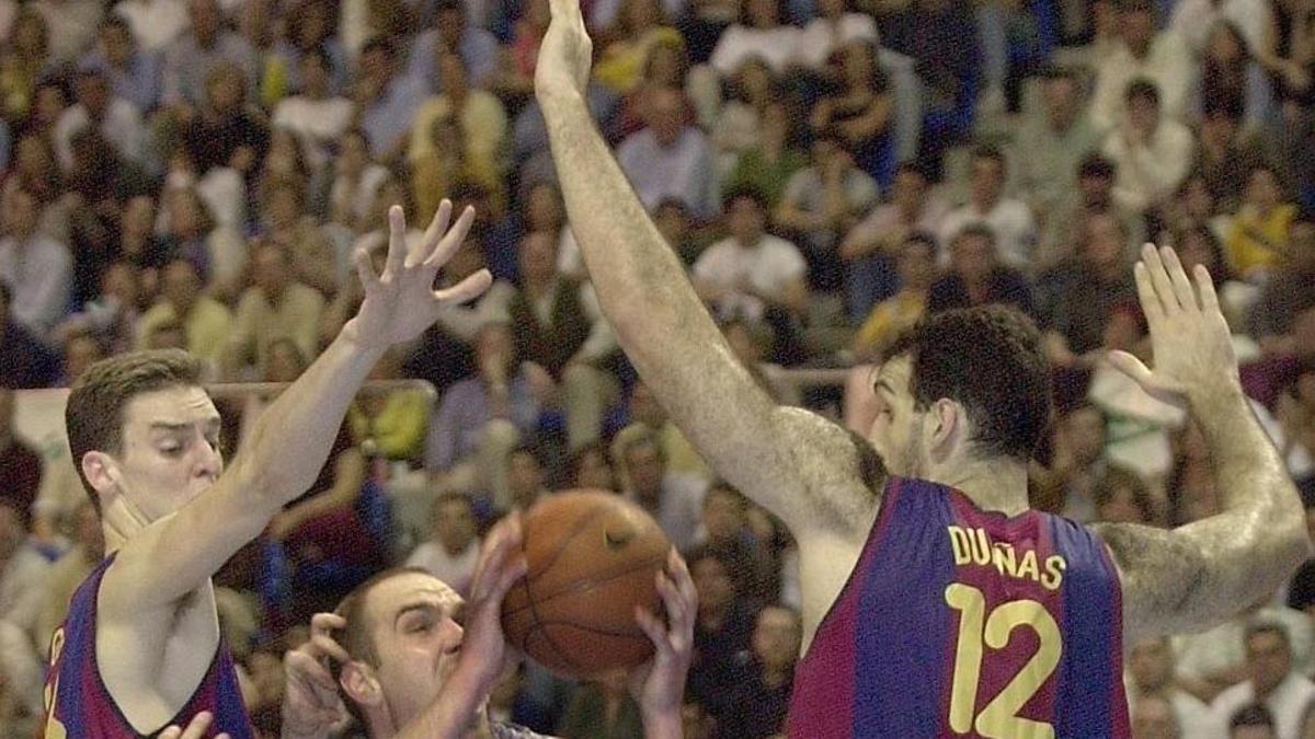 Pau Gasol y Roberto Dueñas, en la final de la Copa del Rey de 2001