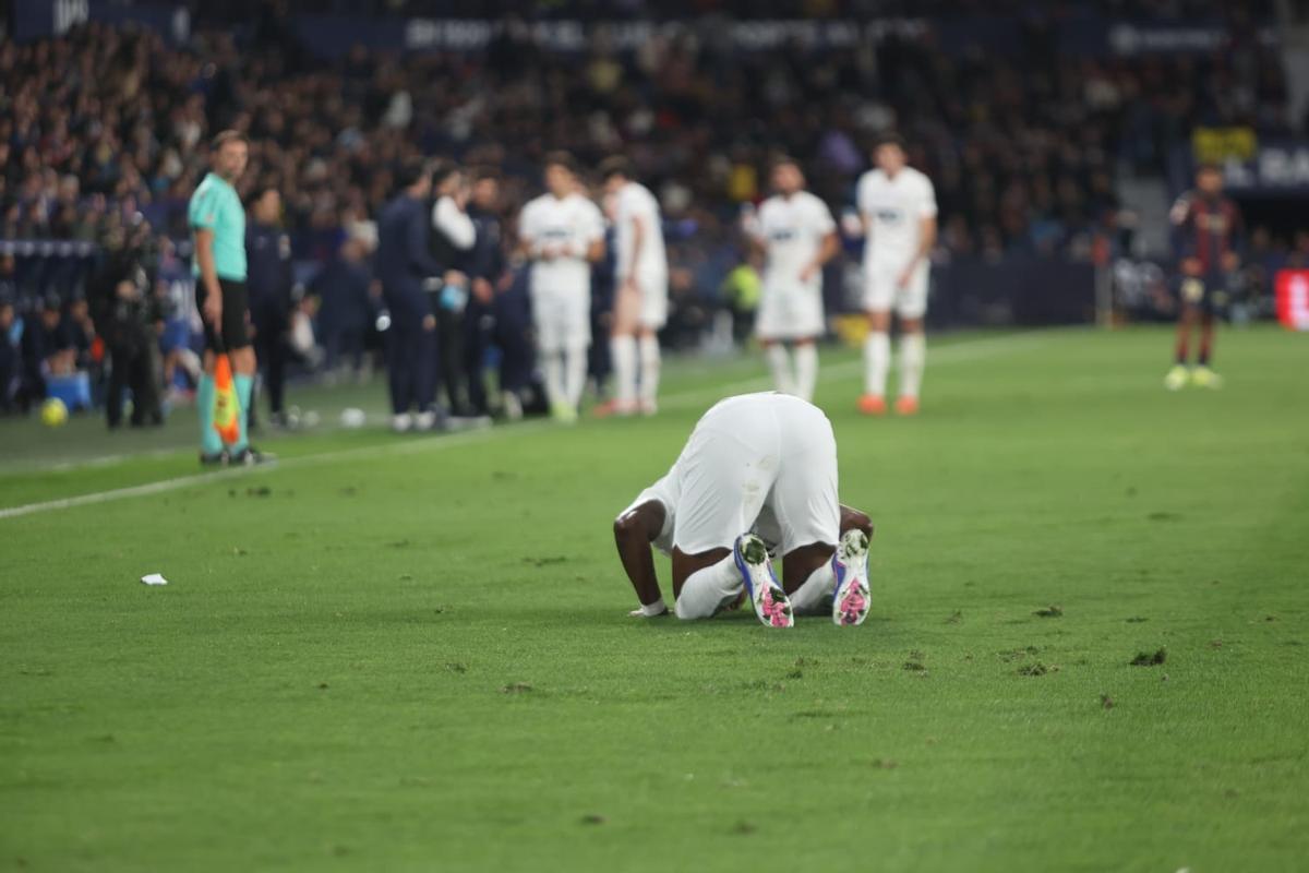 Umar Sadiq besa el césped después del gol