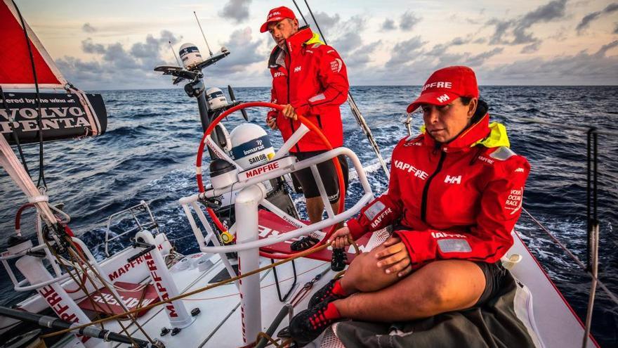 La regatista gallega Támara Echegoyen, a bordo del &#039;Mafpre&#039;. // @desafiomapfre