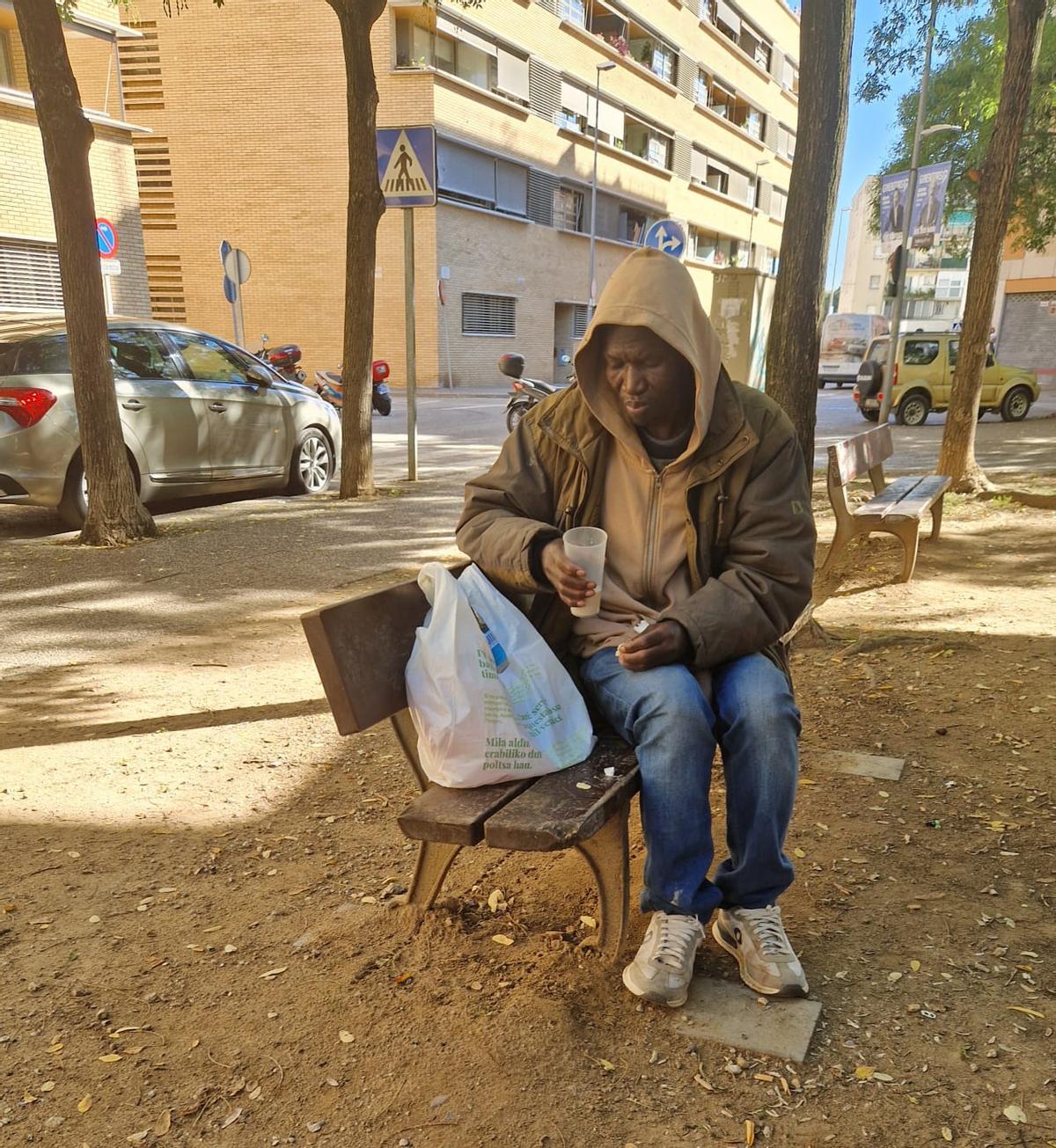 Mamadou Nomoko, en el banc de la plaça Isabel Vilà i Pujol del barri de Can Gibert de Girona, on se’l podia veure habitualment assegut.