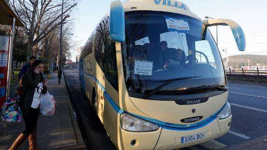 Varios viajeros suban a un autobús de Villa, ayer, en Avilés.