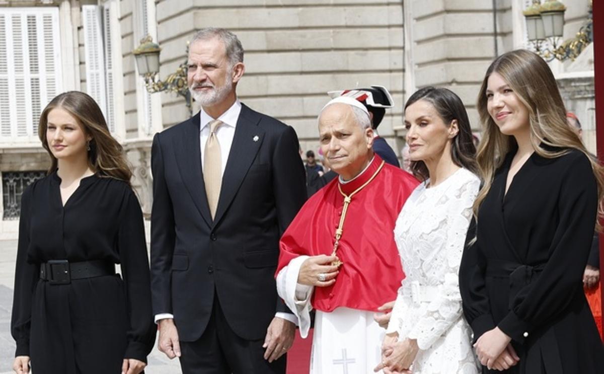 Las princesas Leonor y Sofía, junto a los reyes de España y el Papa León XIV.