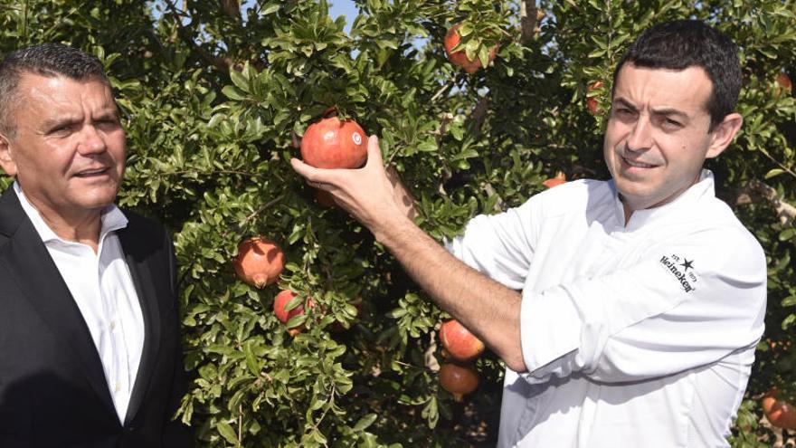 Ricard Camarena con Francisco Oliva en el corte de la granada mollar de Elche, que se ha celebrado en Albatera.