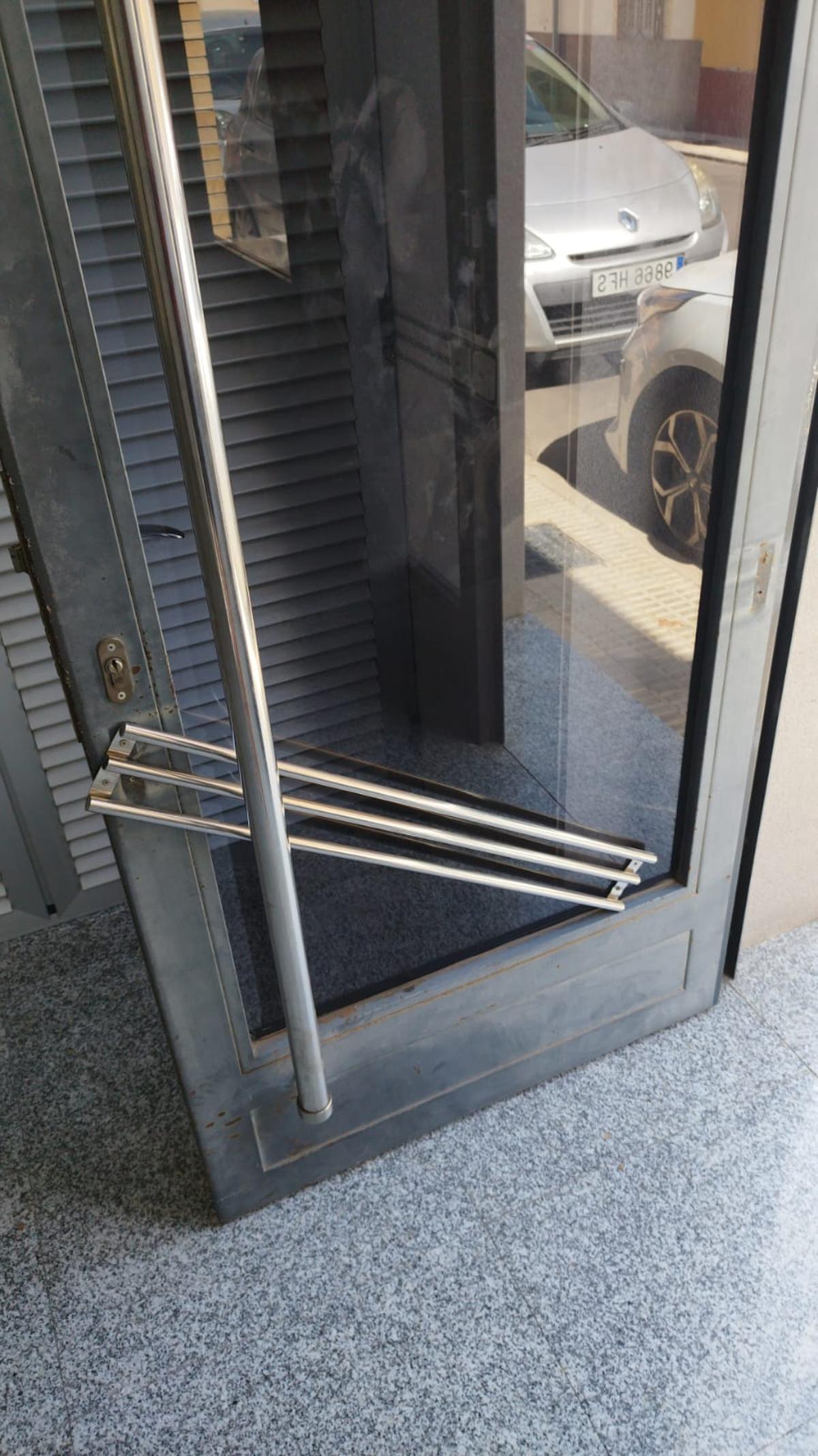 Otra imagen de los destrozos en la puerta del portal que denuncian los vecinos afectados.