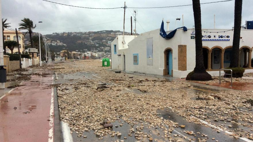El temporal causa destrozos en paseos y negocios de primera línea de Xàbia
