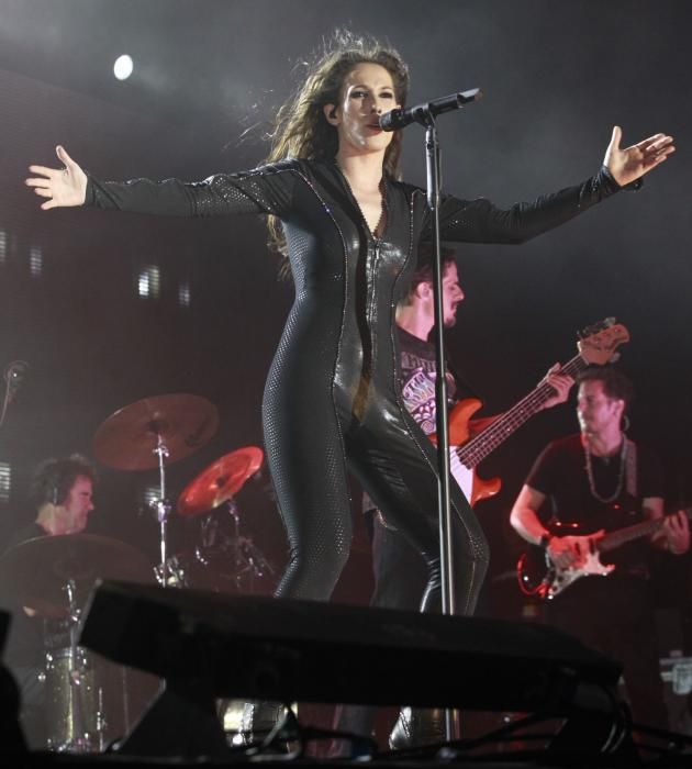 Malú desata el "caos" en Vigo