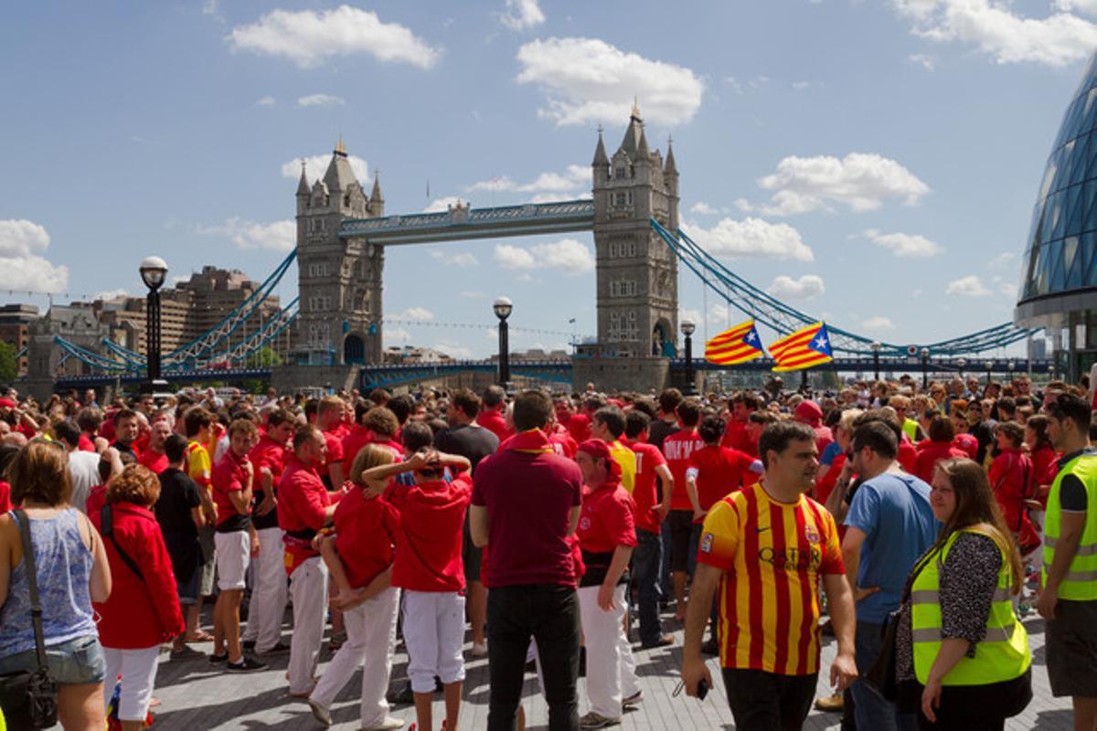 La colla Joves Xiquets de Valls es prepara per aixecar un cinc de set a la ciutat de Londres.