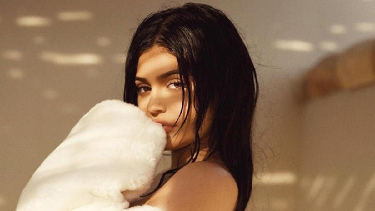 Kylie Jenner en una publicación de Instagram presentando 'Kylie Cosmetics'