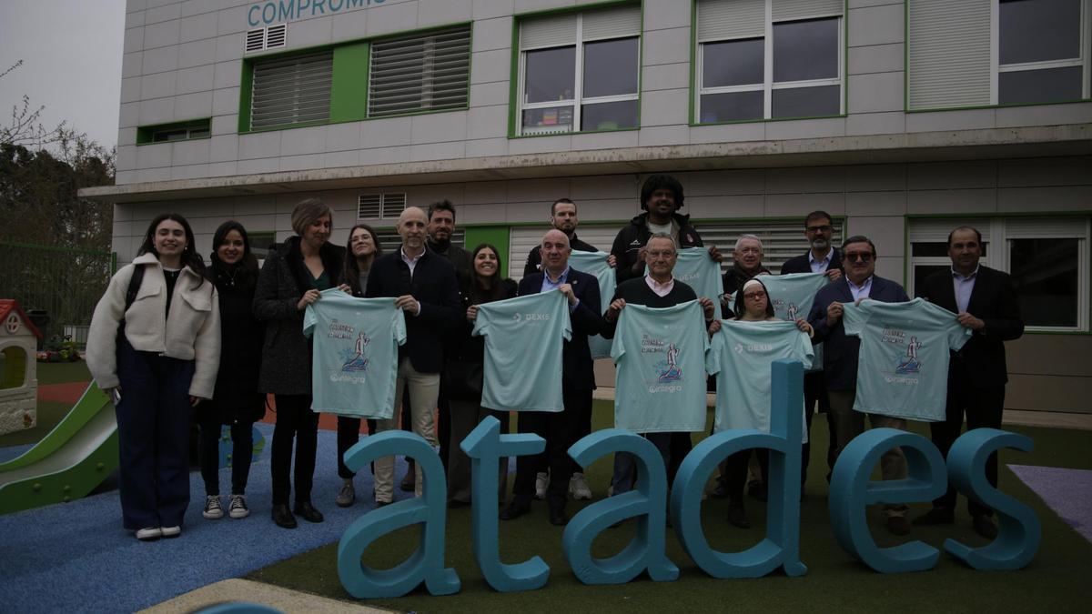 Álvarez, Dimsa y Justiz, con el resto de asistentes a la presentación del evento.
