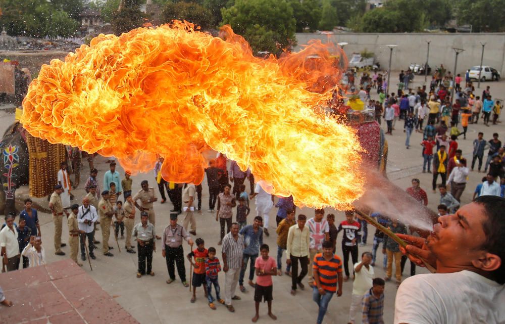 A Hindu devotee performs a stunt with fire ...