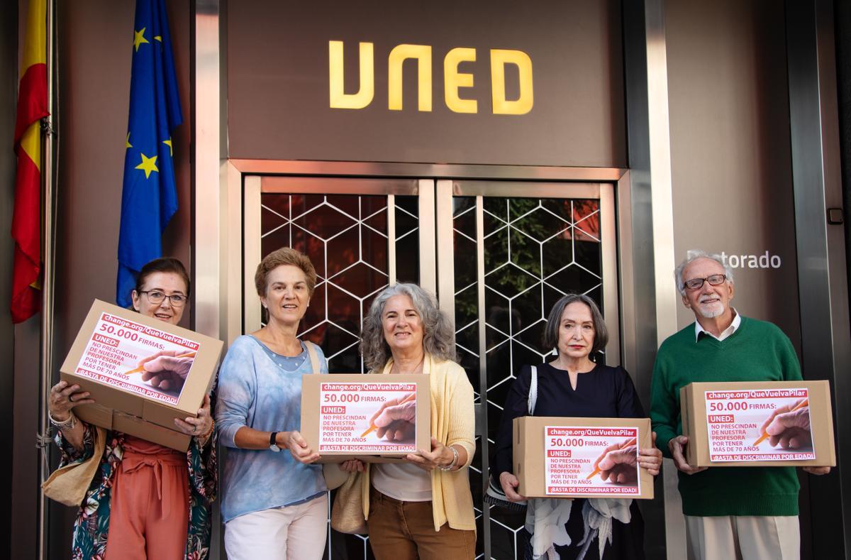 La entrega de firmas en la UNED en contra del despido de una profesora por edadismo La entrega de firmas en la UNED en contra del despido de una profesora por edadismo